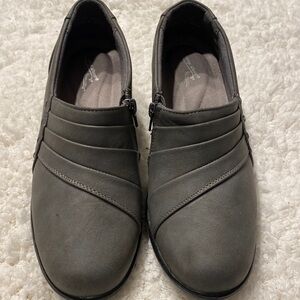 Womens Easy Street solid gray zipper slip on shoes 👞 size 10W.  EUC